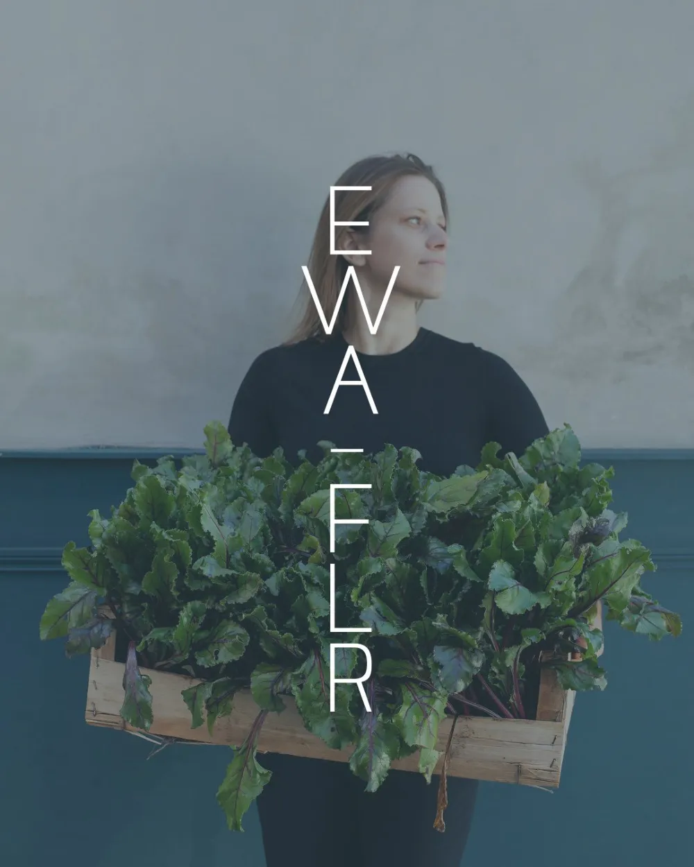 Image de situation : la cheffe Ewa avec une cagette de légumes