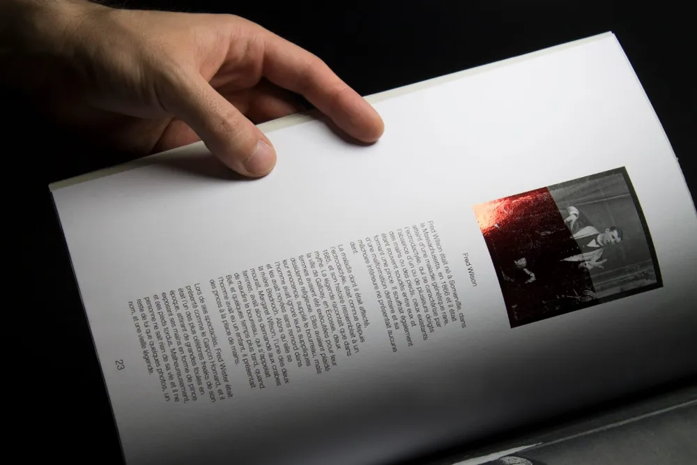 Le livre Freakshow tenu en main, page Fred Wilson avec dorure rouge