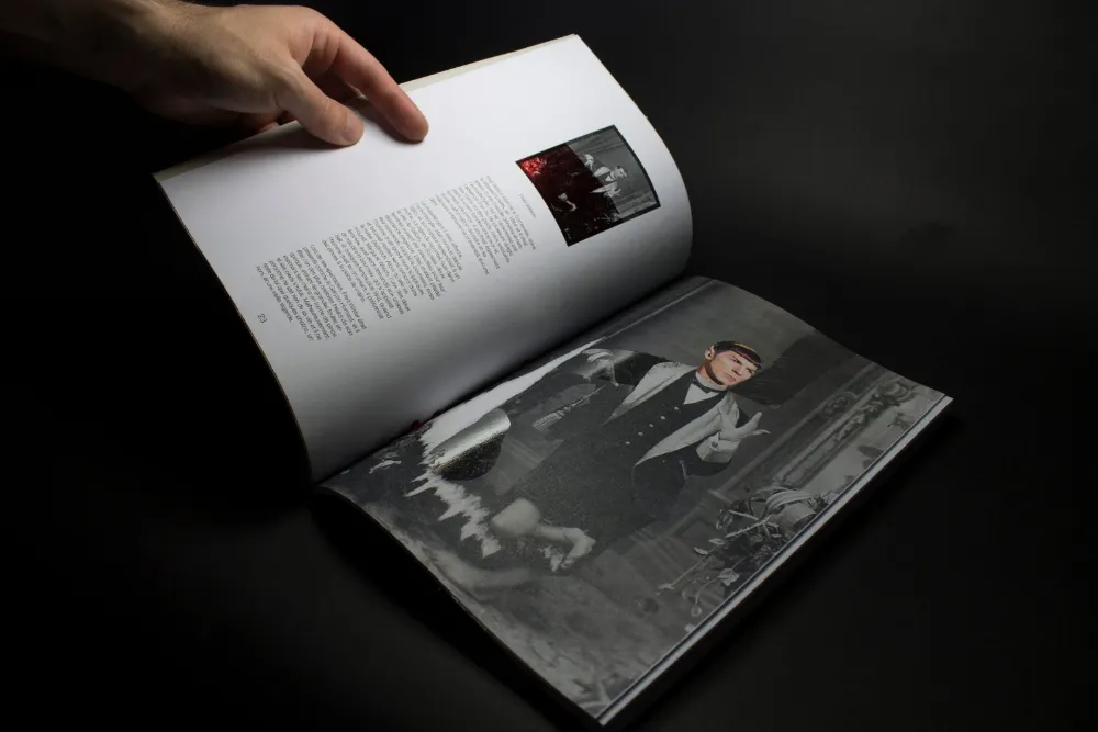 Double page avec photographie en pleine hauteur
