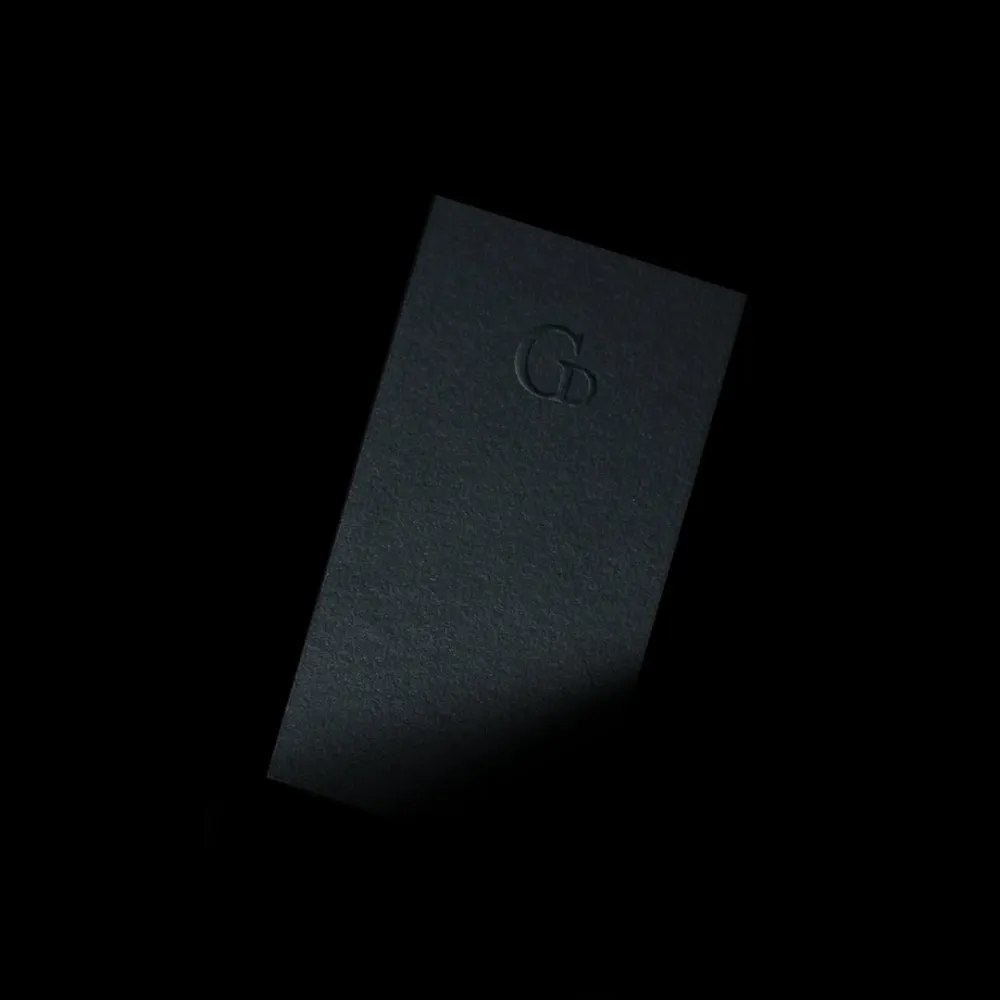 Carte de visite gaufrée avec le monogramme GD